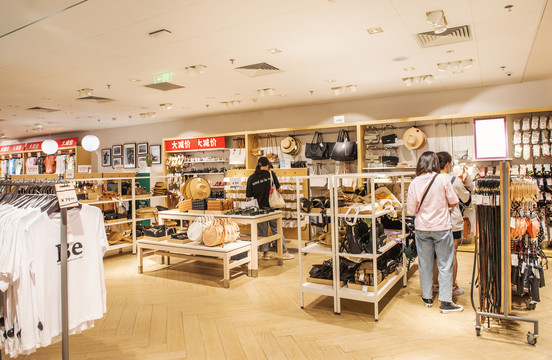 時尚與舒適的交匯點 探索現代鞋帽店的零售魅力